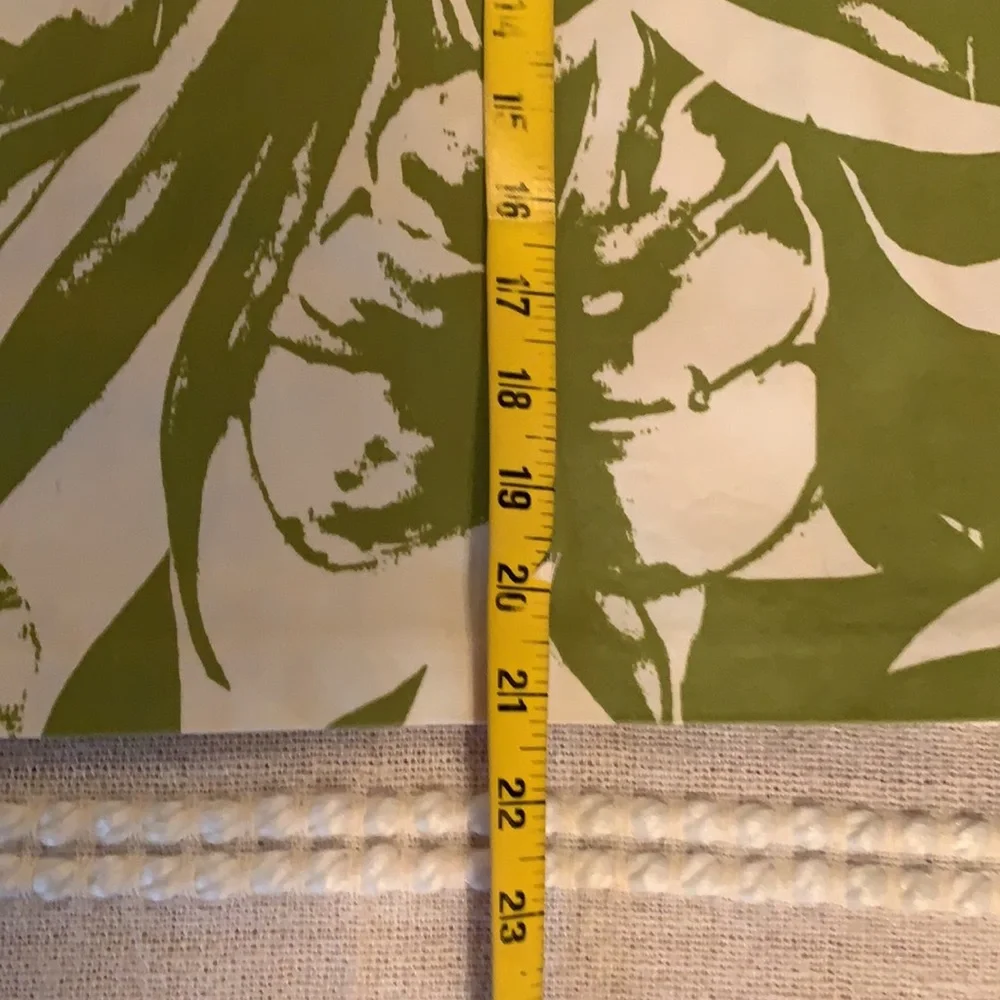 Size 2 Skirt with 2 small front Pockets Zips in back Kick pleat in back - Picture 9 of 12